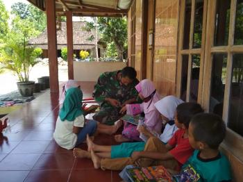 Serda Rudi, Anggota Satgas Bojonegoro Jadi Guru Anak Anak Dilokasi TMMD Tambakrejo